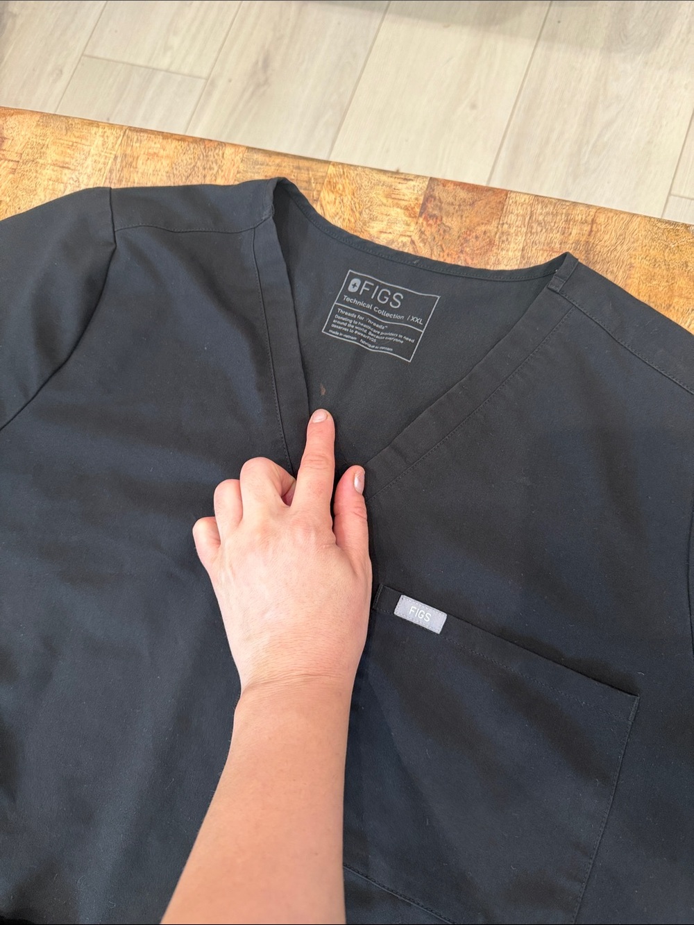 Figs Black V-Neck Scrub Top and Drawstring Pants - Picture 7 of 10